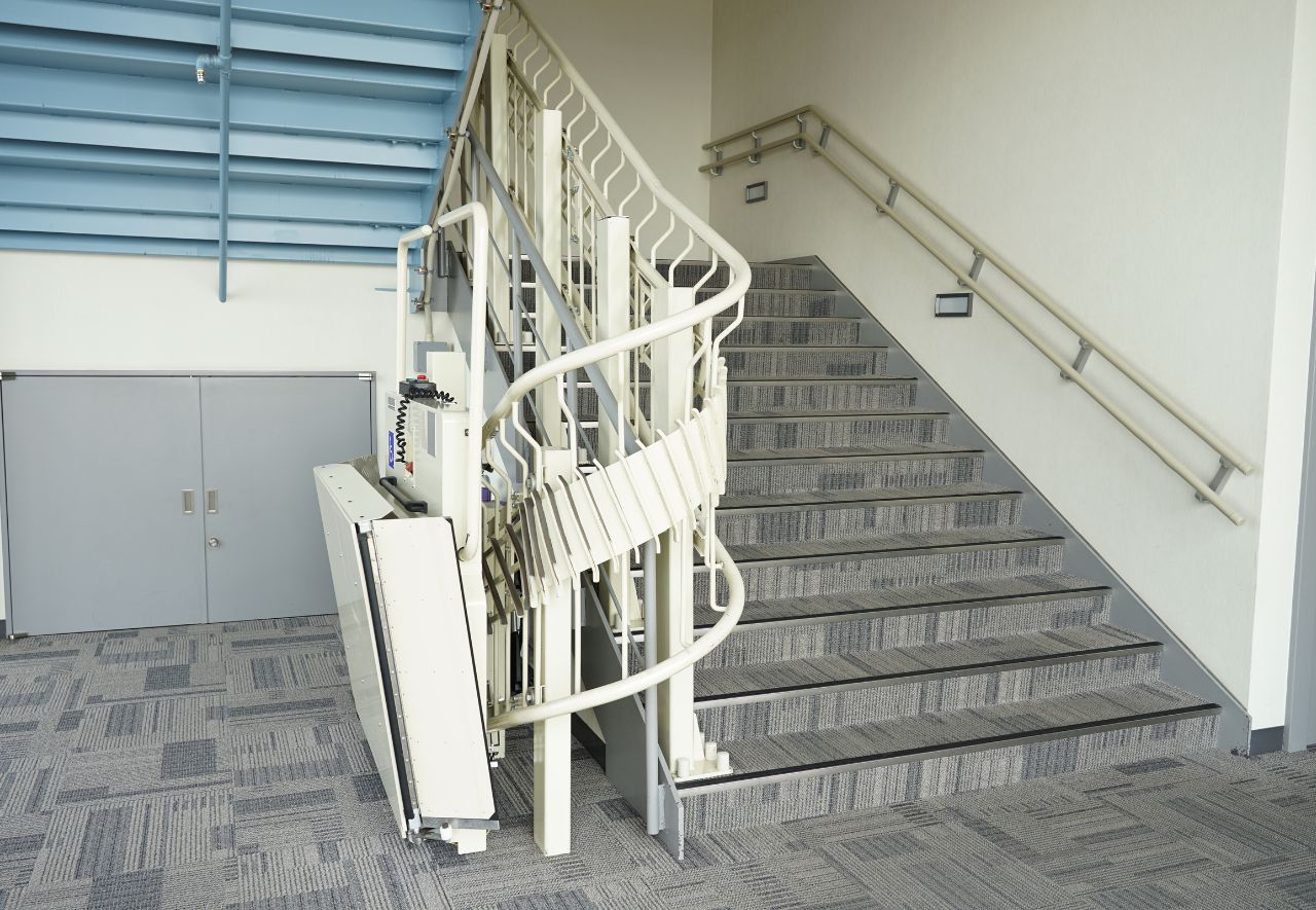 Installation monte escalier copropriété